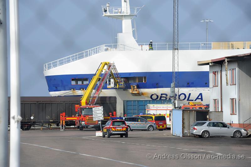 _DSC6460.JPG - Vid 09,20 tiden larmades en större räddningsstyrka till Skåneterminalen i Helsingborg där M/S Obbola låg i hamnen. Det var rökutveckling från fartyget, först var det oklart vad som orsakade röken och man skickade in rökdykare som ganska snabbt kunde hitta en brusten hydraul slang som spruta olja på några varma delar och orsakade rökutvecklingen. Räddningstjänsten ventilerade röken och inga personer kom till skada.