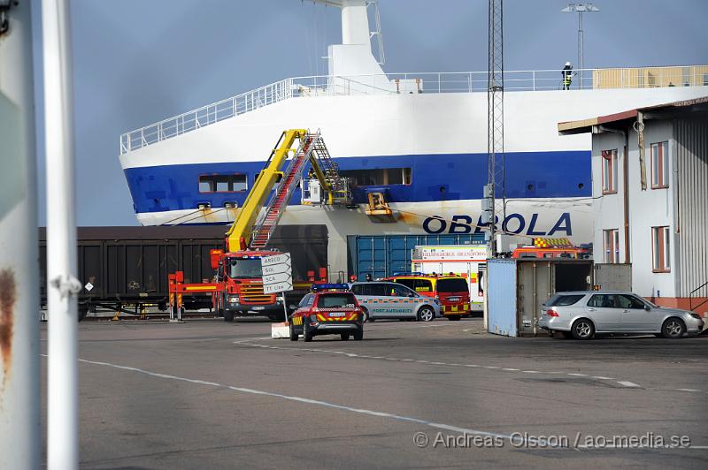 _DSC6462.JPG - Vid 09,20 tiden larmades en större räddningsstyrka till Skåneterminalen i Helsingborg där M/S Obbola låg i hamnen. Det var rökutveckling från fartyget, först var det oklart vad som orsakade röken och man skickade in rökdykare som ganska snabbt kunde hitta en brusten hydraul slang som spruta olja på några varma delar och orsakade rökutvecklingen. Räddningstjänsten ventilerade röken och inga personer kom till skada.