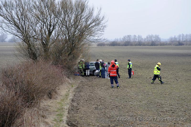 _DSC6534.JPG - Vid 15,20 tiden larmades räddningstjänst, ambulans och polis till väg 21 i höjd med Åstorp där en personbil gått av vägen och ut ca 40 meter på en åker. En person färdades i bilen och klagade på smärtor i benen. Man plockade då ut föraren ur bakluckan på en så kallad spineboard. Föraren fick följa med ambulansen till sjukhus men utan allvarliga skador.