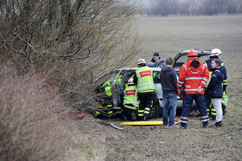 _DSC6540.JPG - Vid 15,20 tiden larmades räddningstjänst, ambulans och polis till väg 21 i höjd med Åstorp där en personbil gått av vägen och ut ca 40 meter på en åker. En person färdades i bilen och klagade på smärtor i benen. Man plockade då ut föraren ur bakluckan på en så kallad spineboard. Föraren fick följa med ambulansen till sjukhus men utan allvarliga skador.