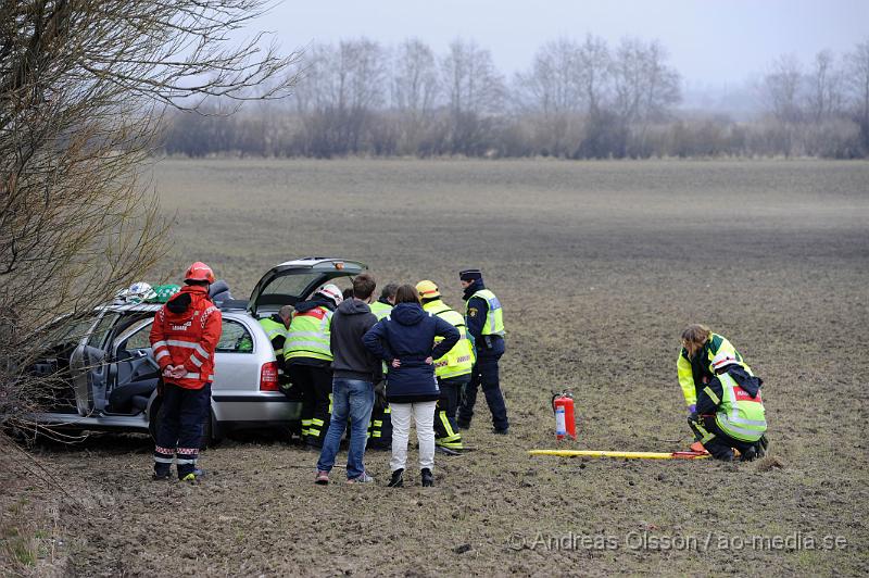 _DSC6544.JPG - Vid 15,20 tiden larmades räddningstjänst, ambulans och polis till väg 21 i höjd med Åstorp där en personbil gått av vägen och ut ca 40 meter på en åker. En person färdades i bilen och klagade på smärtor i benen. Man plockade då ut föraren ur bakluckan på en så kallad spineboard. Föraren fick följa med ambulansen till sjukhus men utan allvarliga skador.