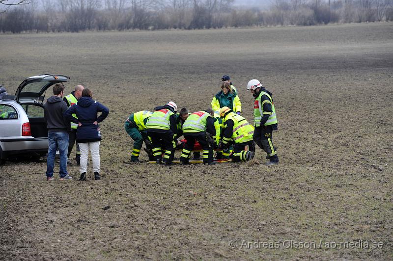 _DSC6545.JPG - Vid 15,20 tiden larmades räddningstjänst, ambulans och polis till väg 21 i höjd med Åstorp där en personbil gått av vägen och ut ca 40 meter på en åker. En person färdades i bilen och klagade på smärtor i benen. Man plockade då ut föraren ur bakluckan på en så kallad spineboard. Föraren fick följa med ambulansen till sjukhus men utan allvarliga skador.