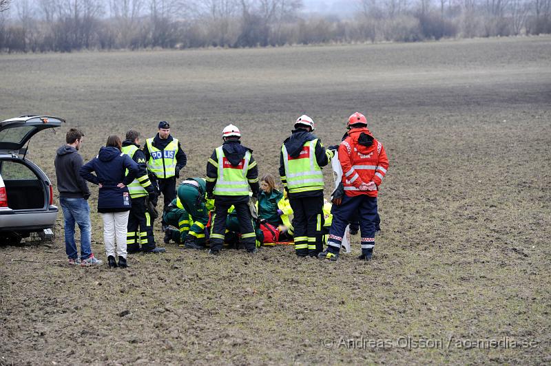 _DSC6548.JPG - Vid 15,20 tiden larmades räddningstjänst, ambulans och polis till väg 21 i höjd med Åstorp där en personbil gått av vägen och ut ca 40 meter på en åker. En person färdades i bilen och klagade på smärtor i benen. Man plockade då ut föraren ur bakluckan på en så kallad spineboard. Föraren fick följa med ambulansen till sjukhus men utan allvarliga skador.