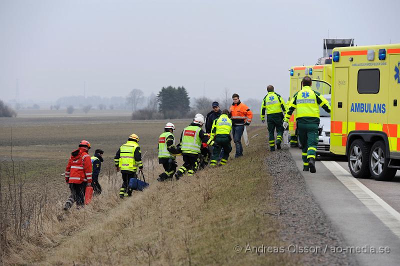 _DSC6550.JPG - Vid 15,20 tiden larmades räddningstjänst, ambulans och polis till väg 21 i höjd med Åstorp där en personbil gått av vägen och ut ca 40 meter på en åker. En person färdades i bilen och klagade på smärtor i benen. Man plockade då ut föraren ur bakluckan på en så kallad spineboard. Föraren fick följa med ambulansen till sjukhus men utan allvarliga skador.