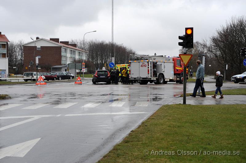 _DSC7136.JPG - Vid 15:30 tiden larmades räddningstjänsten,ambulans och polis till långarödsvägen i Höganäs där två personbilar har kolliderat.  Skadeläget för dem inblandade är oklart.