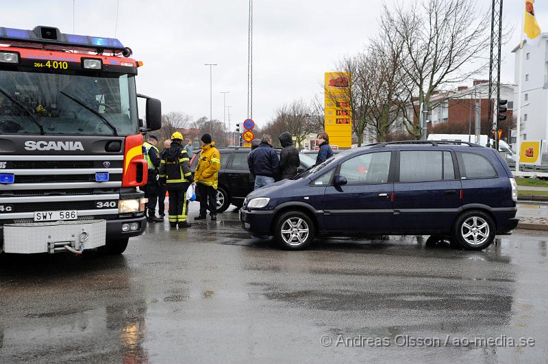 _DSC7138.JPG - Vid 15:30 tiden larmades räddningstjänsten,ambulans och polis till långarödsvägen i Höganäs där två personbilar har kolliderat.  Skadeläget för dem inblandade är oklart.