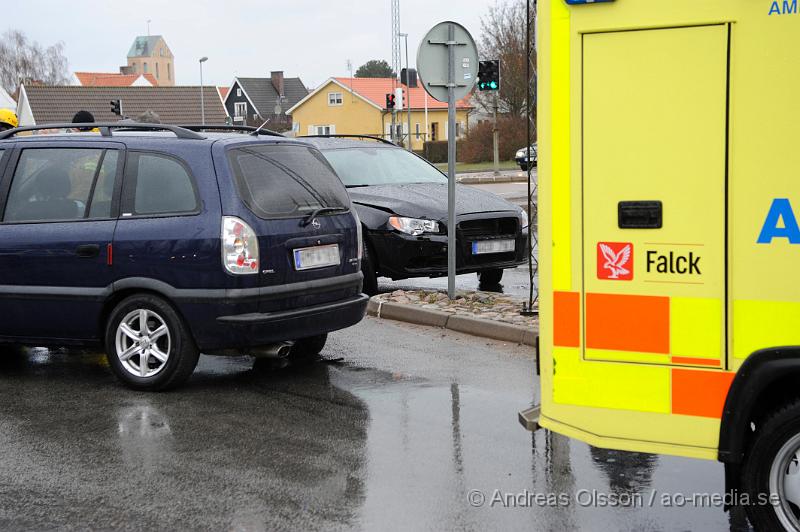 _DSC7139.JPG - Vid 15:30 tiden larmades räddningstjänsten,ambulans och polis till långarödsvägen i Höganäs där två personbilar har kolliderat.  Skadeläget för dem inblandade är oklart.