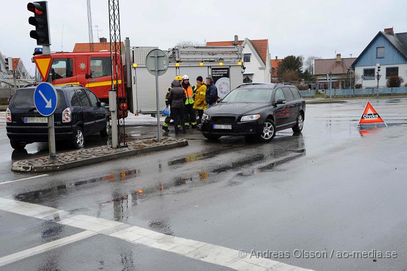 _DSC7140.JPG - Vid 15:30 tiden larmades räddningstjänsten,ambulans och polis till långarödsvägen i Höganäs där två personbilar har kolliderat.  Skadeläget för dem inblandade är oklart.