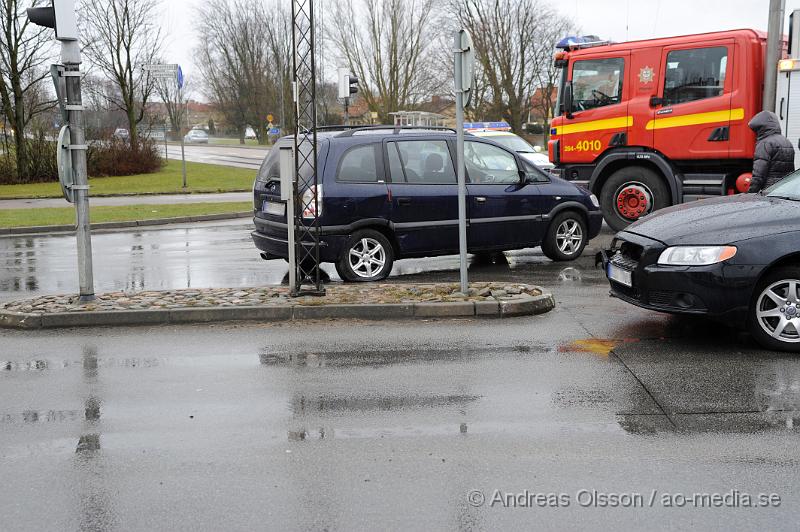 _DSC7142.JPG - Vid 15:30 tiden larmades räddningstjänsten,ambulans och polis till långarödsvägen i Höganäs där två personbilar har kolliderat.  Skadeläget för dem inblandade är oklart.