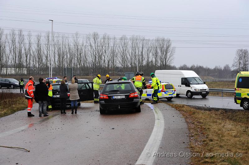 _DSC7216.JPG - Vid 14:20 tiden larmades räddningstjänsten,ambulans och polis till en trafikolycka vid väla centrum i Helsingborg där en personbil voltat när dem skulle köra upp på avfarten och hamnat på taket i ett dike. Det är oklart hur skadad personen i bilen blivit.