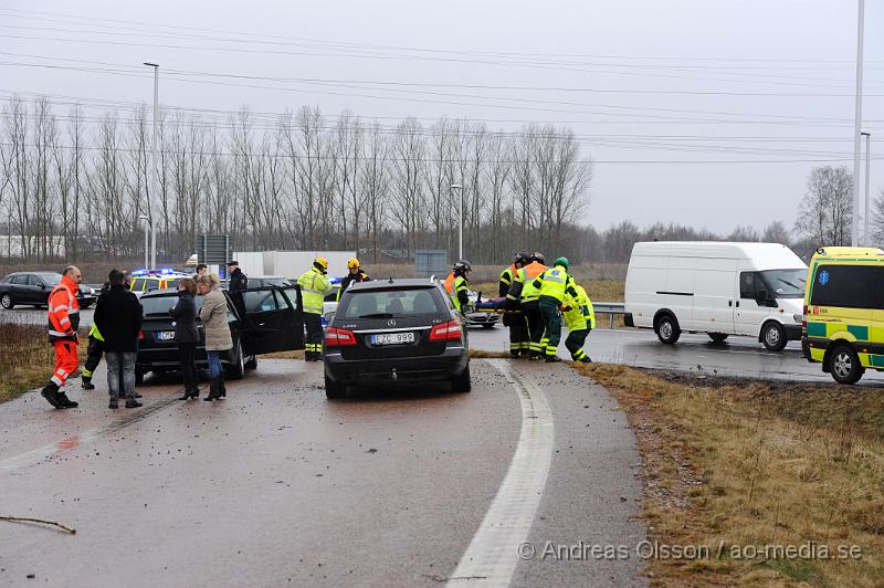 _DSC7219.JPG - Vid 14:20 tiden larmades räddningstjänsten,ambulans och polis till en trafikolycka vid väla centrum i Helsingborg där en personbil voltat när dem skulle köra upp på avfarten och hamnat på taket i ett dike. Det är oklart hur skadad personen i bilen blivit.