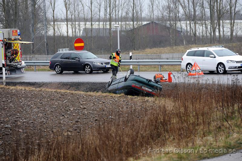 _DSC7220.JPG - Vid 14:20 tiden larmades räddningstjänsten,ambulans och polis till en trafikolycka vid väla centrum i Helsingborg där en personbil voltat när dem skulle köra upp på avfarten och hamnat på taket i ett dike. Det är oklart hur skadad personen i bilen blivit.