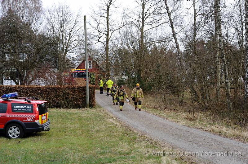 _DSC7329.JPG - Vid 15,30 tiden larmades räddningstjänsten från Ängelholm och Örkelljunga samt ambulans till Munka ljungby där man fått larm om brand i en villa. Väl på plats kunde man konstatera att det bara varit någon lättare rökutveckling från en olje panna i källaren. Och räddningstjänsten vädrade ut lite rök och kunde snabbt lämna. Ingen kom till skada.