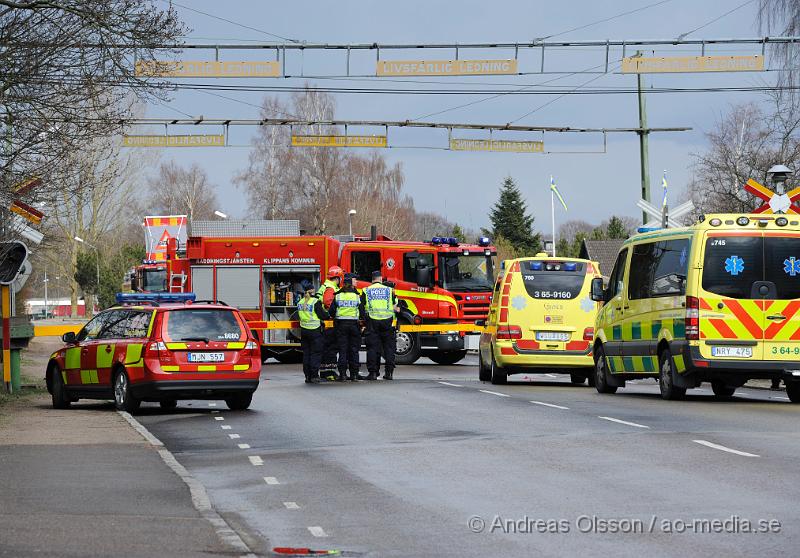 _DSC7299.JPG - Vid 13 tiden larmades räddningstjänsten, ambulans och polis till järnvägs övergången vid ladugårdsvägen där en person blivit påkörd av tåget. Personen avled på platsen av sina skador. Omständigheterna kring olyckan är oklar.