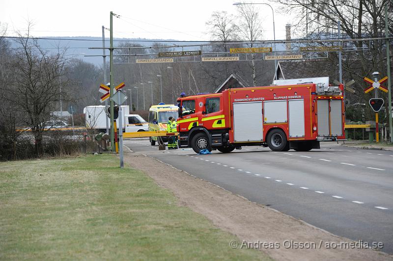 _DSC7312.JPG - Vid 13 tiden larmades räddningstjänsten, ambulans och polis till järnvägs övergången vid ladugårdsvägen där en person blivit påkörd av tåget. Personen avled på platsen av sina skador. Omständigheterna kring olyckan är oklar.