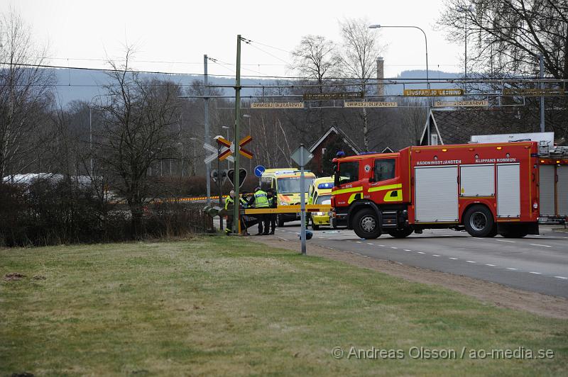 _DSC7316.JPG - Vid 13 tiden larmades räddningstjänsten, ambulans och polis till järnvägs övergången vid ladugårdsvägen där en person blivit påkörd av tåget. Personen avled på platsen av sina skador. Omständigheterna kring olyckan är oklar.