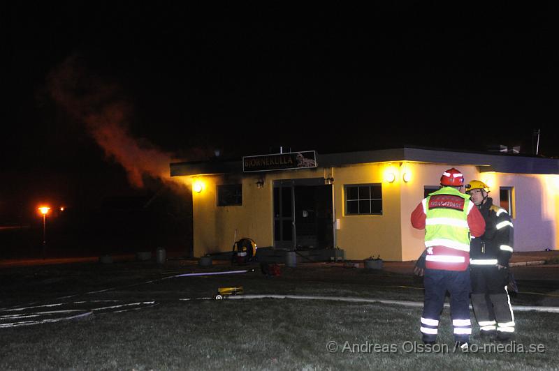 _DSC7509.JPG - Vid 01 tiden larmades Räddningstjänsten från Åstorp,Klippan och Helsingborg samt Ambulans och Polis till Björnekullas Pizzeria i Åstorp där det enligit larmet ska brinna kraftigt. Innan branden bröt ut hördes en kraftig smäll och en person sågs lämna platsen. Man misstänker att branden är anlagd och hela pizzerian blev förstörd. Polis och räddningstjänst ska göra en brandplats utredning.