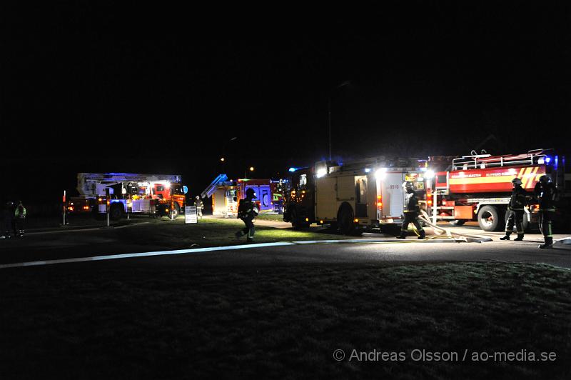 _DSC7513.JPG - Vid 01 tiden larmades Räddningstjänsten från Åstorp,Klippan och Helsingborg samt Ambulans och Polis till Björnekullas Pizzeria i Åstorp där det enligit larmet ska brinna kraftigt. Innan branden bröt ut hördes en kraftig smäll och en person sågs lämna platsen. Man misstänker att branden är anlagd och hela pizzerian blev förstörd. Polis och räddningstjänst ska göra en brandplats utredning.