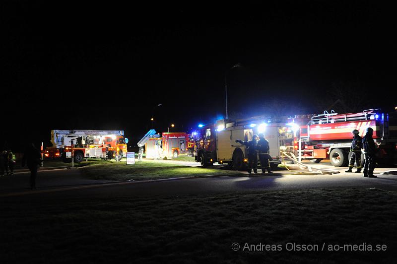 _DSC7516.JPG - Vid 01 tiden larmades Räddningstjänsten från Åstorp,Klippan och Helsingborg samt Ambulans och Polis till Björnekullas Pizzeria i Åstorp där det enligit larmet ska brinna kraftigt. Innan branden bröt ut hördes en kraftig smäll och en person sågs lämna platsen. Man misstänker att branden är anlagd och hela pizzerian blev förstörd. Polis och räddningstjänst ska göra en brandplats utredning.