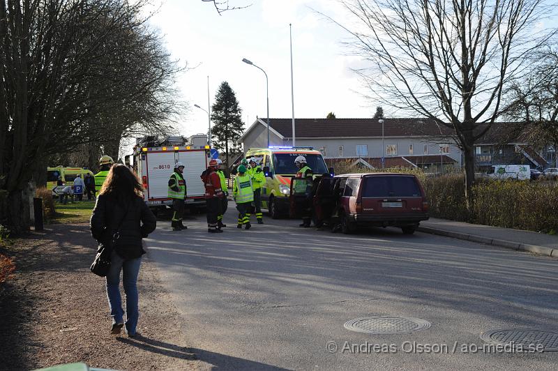 _DSC7531.JPG - Vid 17.45 larmades räddningstjänst, ambulans, polis till Hantverkaregatan i Åstorp där två personbilar kolliderat. Hur olyckan har gått till är oklart. En person fick följa med ambulansen för kontroll.