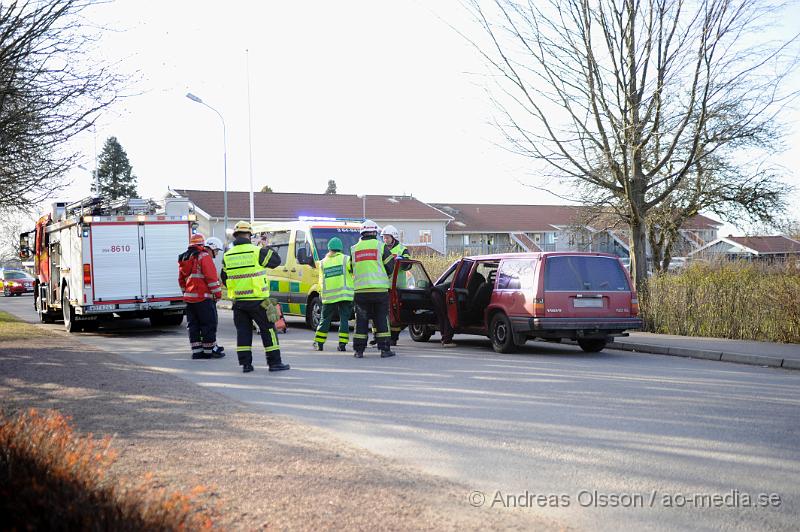_DSC7534.JPG - Vid 17.45 larmades räddningstjänst, ambulans, polis till Hantverkaregatan i Åstorp där två personbilar kolliderat. Hur olyckan har gått till är oklart. En person fick följa med ambulansen för kontroll.