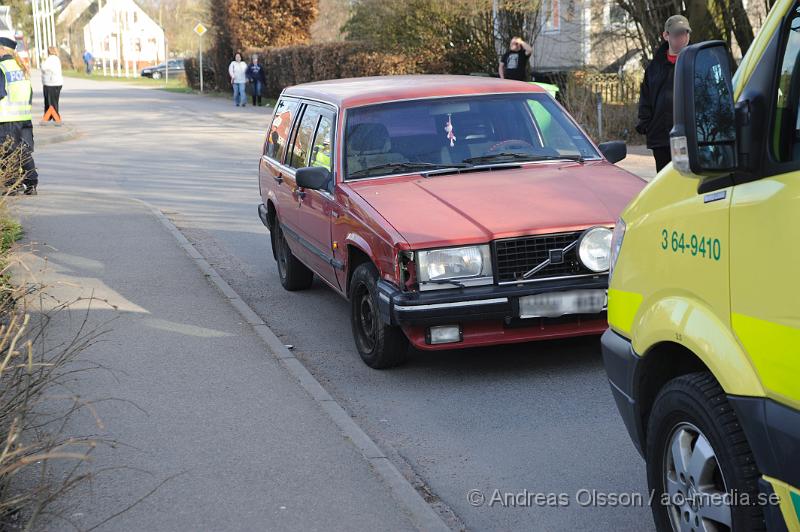 _DSC7540.JPG - Vid 17.45 larmades räddningstjänst, ambulans, polis till Hantverkaregatan i Åstorp där två personbilar kolliderat. Hur olyckan har gått till är oklart. En person fick följa med ambulansen för kontroll.