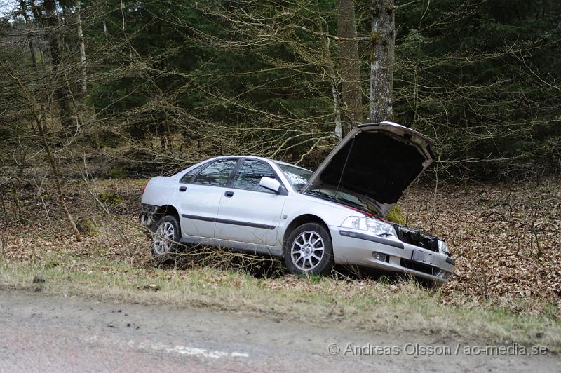 _DSC7554.JPG - Vid 11.30 larmades räddningstjänst,ambulans och polis till Vrams gunnarstorpsvägen där två personbilar kolliderat. Den ena bilen en skåpbil hade ett tillkopplat släp och fraktade bajamajor. På vägen är det 70km/h och det är oklart hur olyckan gått till. Båda bilarna hamnade i diket och personbilen voltade. Dem inblandade hade en himla tur och bara en person fick följa med ambulansen för kontroll