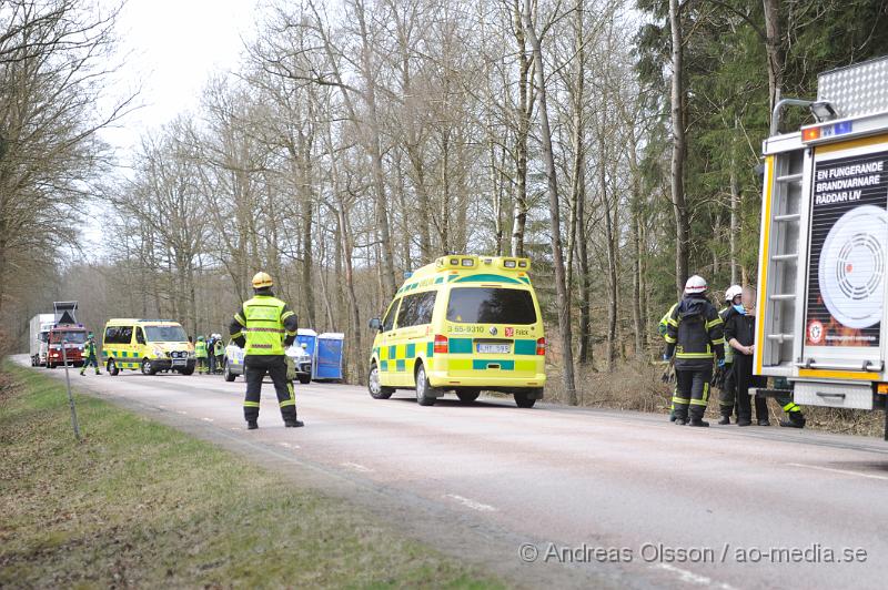 _DSC7555.JPG - Vid 11.30 larmades räddningstjänst,ambulans och polis till Vrams gunnarstorpsvägen där två personbilar kolliderat. Den ena bilen en skåpbil hade ett tillkopplat släp och fraktade bajamajor. På vägen är det 70km/h och det är oklart hur olyckan gått till. Båda bilarna hamnade i diket och personbilen voltade. Dem inblandade hade en himla tur och bara en person fick följa med ambulansen för kontroll