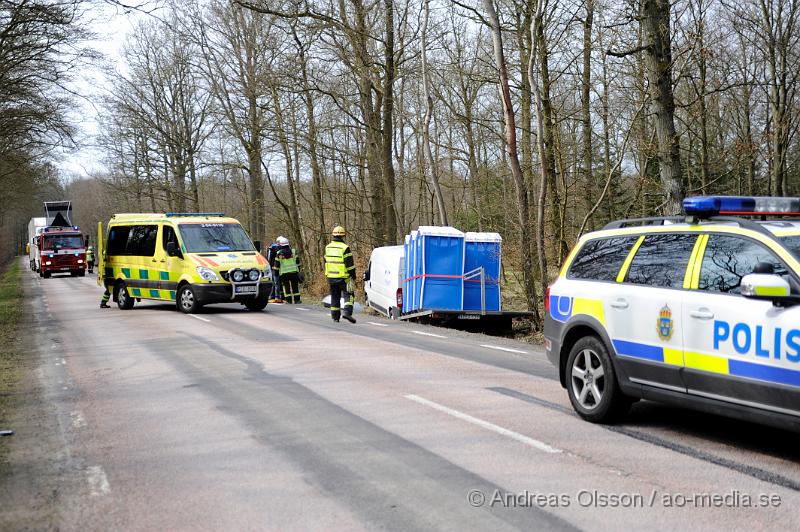 _DSC7558.JPG - Vid 11.30 larmades räddningstjänst,ambulans och polis till Vrams gunnarstorpsvägen där två personbilar kolliderat. Den ena bilen en skåpbil hade ett tillkopplat släp och fraktade bajamajor. På vägen är det 70km/h och det är oklart hur olyckan gått till. Båda bilarna hamnade i diket och personbilen voltade. Dem inblandade hade en himla tur och bara en person fick följa med ambulansen för kontroll