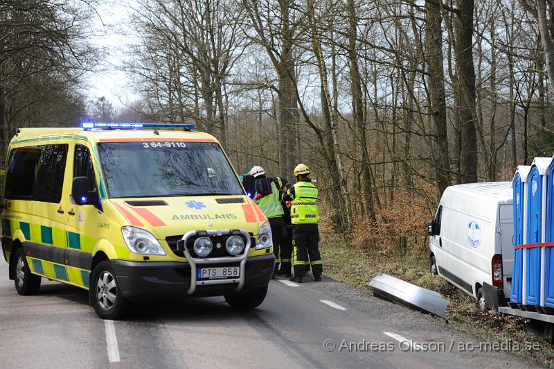 _DSC7561.JPG - Vid 11.30 larmades räddningstjänst,ambulans och polis till Vrams gunnarstorpsvägen där två personbilar kolliderat. Den ena bilen en skåpbil hade ett tillkopplat släp och fraktade bajamajor. På vägen är det 70km/h och det är oklart hur olyckan gått till. Båda bilarna hamnade i diket och personbilen voltade. Dem inblandade hade en himla tur och bara en person fick följa med ambulansen för kontroll.