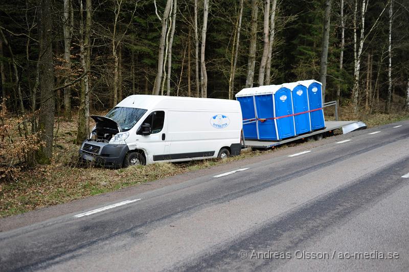 _DSC7564.JPG - Vid 11.30 larmades räddningstjänst,ambulans och polis till Vrams gunnarstorpsvägen där två personbilar kolliderat. Den ena bilen en skåpbil hade ett tillkopplat släp och fraktade bajamajor. På vägen är det 70km/h och det är oklart hur olyckan gått till. Båda bilarna hamnade i diket och personbilen voltade. Dem inblandade hade en himla tur och bara en person fick följa med ambulansen för kontroll