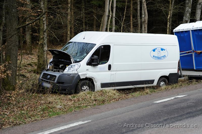 _DSC7566.JPG - Vid 11.30 larmades räddningstjänst,ambulans och polis till Vrams gunnarstorpsvägen där två personbilar kolliderat. Den ena bilen en skåpbil hade ett tillkopplat släp och fraktade bajamajor. På vägen är det 70km/h och det är oklart hur olyckan gått till. Båda bilarna hamnade i diket och personbilen voltade. Dem inblandade hade en himla tur och bara en person fick följa med ambulansen för kontroll