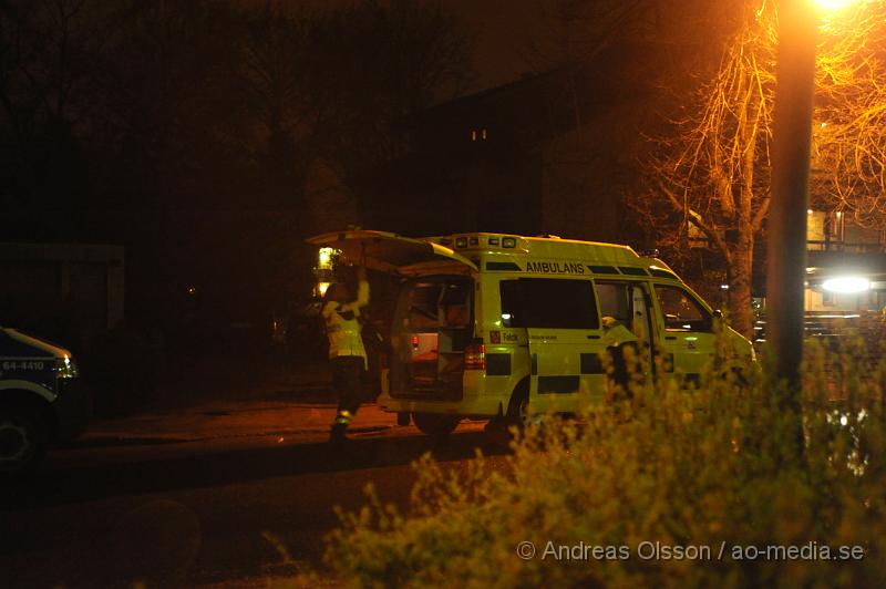 _DSC7667.JPG - Strax före kl 02 natten mot söndagen larmades Räddningstjänst, Ambulans och en större mängd Poliser till Apoteksgatan i Klippan där två personer blivit knivskurna. En person i armen och en i halsen. Ingen av dem ska ha blivit allvarligt skadade men personen som blev skuren i halsen följde med ambulansen till sjukhuset. Ungefär 30 minuter senare greps en man i Åstorp misstänkt för dådet.