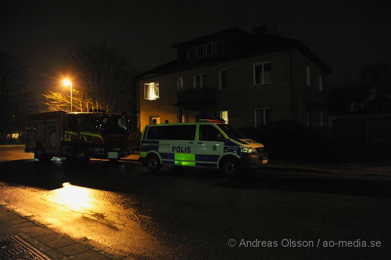 _DSC7668.JPG - Strax före kl 02 natten mot söndagen larmades Räddningstjänst, Ambulans och en större mängd Poliser till Apoteksgatan i Klippan där två personer blivit knivskurna. En person i armen och en i halsen. Ingen av dem ska ha blivit allvarligt skadade men personen som blev skuren i halsen följde med ambulansen till sjukhuset. Ungefär 30 minuter senare greps en man i Åstorp misstänkt för dådet.