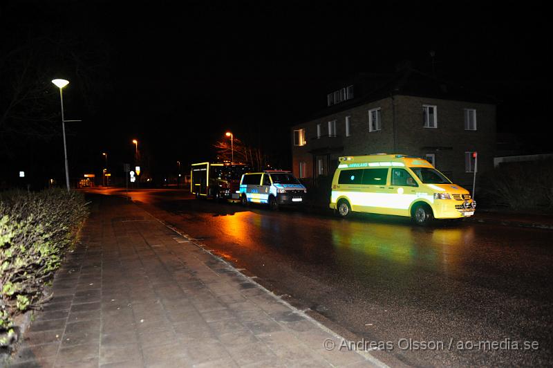 _DSC7671.JPG - Strax före kl 02 natten mot söndagen larmades Räddningstjänst, Ambulans och en större mängd Poliser till Apoteksgatan i Klippan där två personer blivit knivskurna. En person i armen och en i halsen. Ingen av dem ska ha blivit allvarligt skadade men personen som blev skuren i halsen följde med ambulansen till sjukhuset. Ungefär 30 minuter senare greps en man i Åstorp misstänkt för dådet.