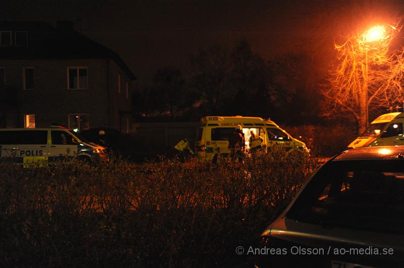 _DSC7678.JPG - Strax före kl 02 natten mot söndagen larmades Räddningstjänst, Ambulans och en större mängd Poliser till Apoteksgatan i Klippan där två personer blivit knivskurna. En person i armen och en i halsen. Ingen av dem ska ha blivit allvarligt skadade men personen som blev skuren i halsen följde med ambulansen till sjukhuset. Ungefär 30 minuter senare greps en man i Åstorp misstänkt för dådet.