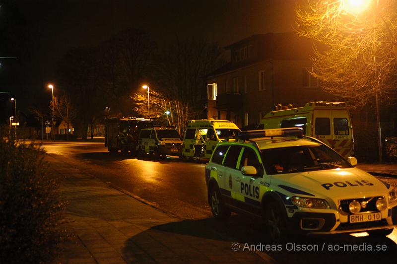 _DSC7679.JPG - Strax före kl 02 natten mot söndagen larmades Räddningstjänst, Ambulans och en större mängd Poliser till Apoteksgatan i Klippan där två personer blivit knivskurna. En person i armen och en i halsen. Ingen av dem ska ha blivit allvarligt skadade men personen som blev skuren i halsen följde med ambulansen till sjukhuset. Ungefär 30 minuter senare greps en man i Åstorp misstänkt för dådet.