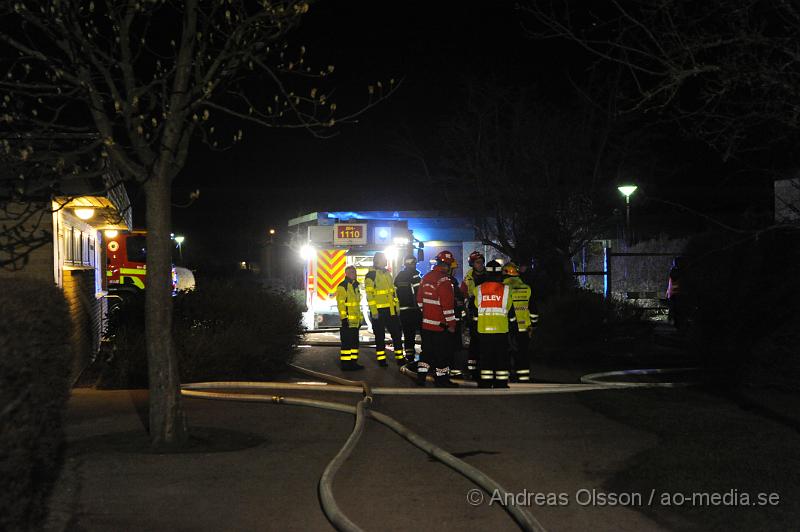 _DSC7718.JPG - Vid 23,30 tiden larmades en större räddningsstyrka med bla räddningstjänsten från Åstorp, Klippan, Helsingborg, Bjuv och Ängelholm samt ambulans och polis till Ekebrogatan i Åstorp där man fått in larm om en fullt utvecklad lägenhetsbrand. Väl på plats konstaterade man totalbran i två av dem fyra lägenheterna i radhuslängan. Först inriktade man sig på att försöka hindra spridning till dem andra två med efter ca en timmes hårt arbetade konstaterade man att det inte fanns något att göra och man lät då hela byggnaden med fyra lägenhetern brinna ner till grunden under kontrollerade former. Ingen person ska ha skadats i branden men en del djur ska tyvärr ha fått sätta livet till.