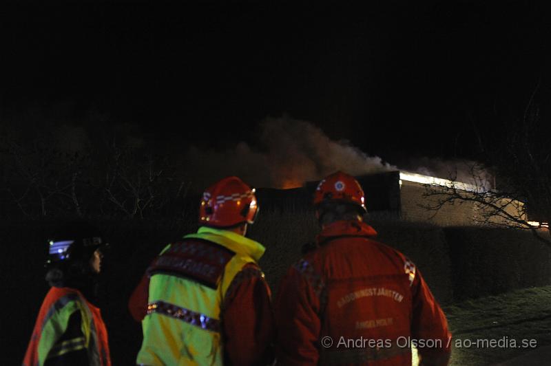 _DSC7722.JPG - Vid 23,30 tiden larmades en större räddningsstyrka med bla räddningstjänsten från Åstorp, Klippan, Helsingborg, Bjuv och Ängelholm samt ambulans och polis till Ekebrogatan i Åstorp där man fått in larm om en fullt utvecklad lägenhetsbrand. Väl på plats konstaterade man totalbran i två av dem fyra lägenheterna i radhuslängan. Först inriktade man sig på att försöka hindra spridning till dem andra två med efter ca en timmes hårt arbetade konstaterade man att det inte fanns något att göra och man lät då hela byggnaden med fyra lägenhetern brinna ner till grunden under kontrollerade former. Ingen person ska ha skadats i branden men en del djur ska tyvärr ha fått sätta livet till.