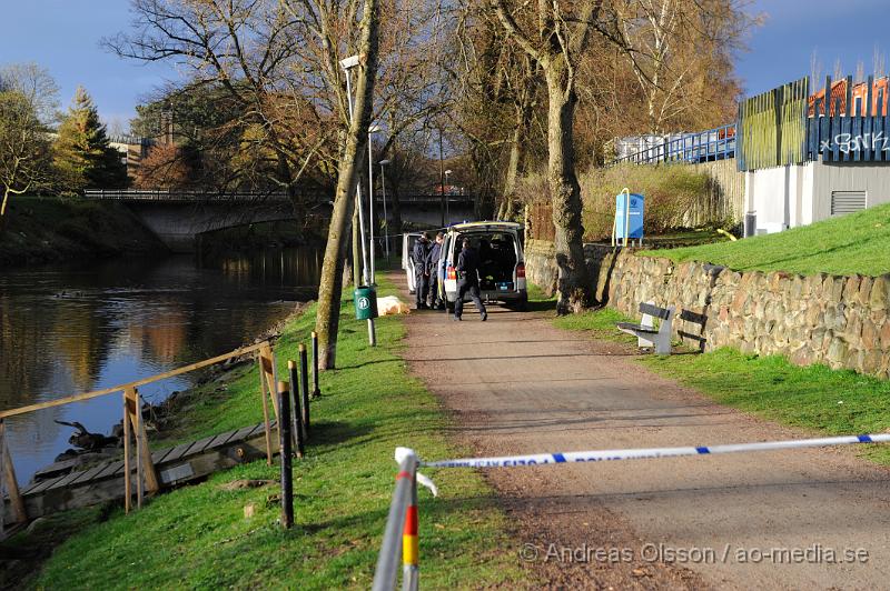 _DSC7782.JPG - Vid 18,40 tiden larmades räddningstjänst, ambulans och polis till Rönne å i centrala Ängelholm där en uppringare som gått längs med ån uppmärksammat något i vattnet och ringde SOS. Väl på plats kunde räddningstjänsten som först fick upp mannen konstatera att han var avliden. Polisen konstatera det också och att mannen troligtvis legat i vattnet ett tag. Det är oklart hur det gått till.