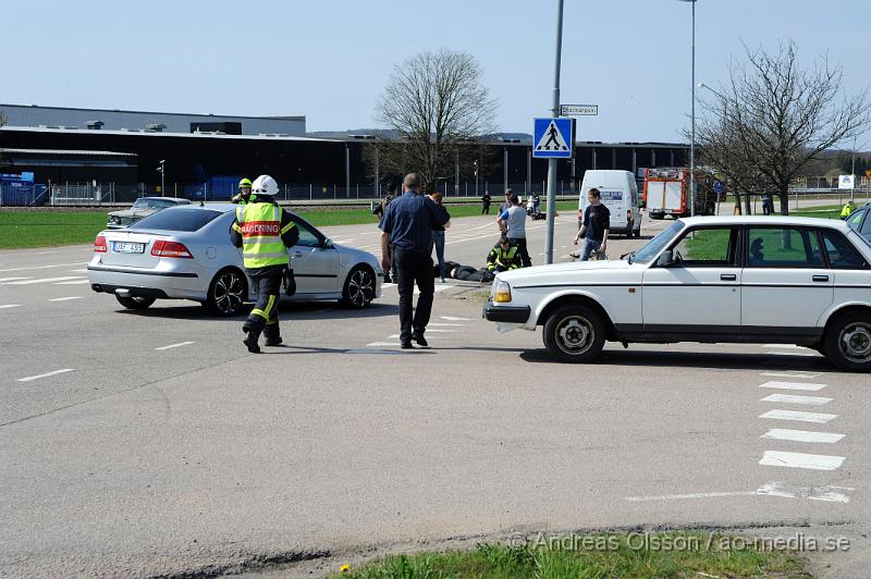 _DSC7788.JPG - Vid 11,40 tiden larmades räddningstjänsten, Ambulans och Polis till korsningen Stackarpsvägen/Fabriksvägen där en MC enligt vittnen på platsen i hög hastighet kört på en person på övergångsstället. Motorcykeln demolerades mycket kraftigt, där styret/framhjulet lossnade och flög iväg ca 10 meter från resterande motorcykeln. Även personerna har slungats iväg väldigt långt. Båda två fördes med ambulans till Helsingborgs lasarett med allvarliga skador.