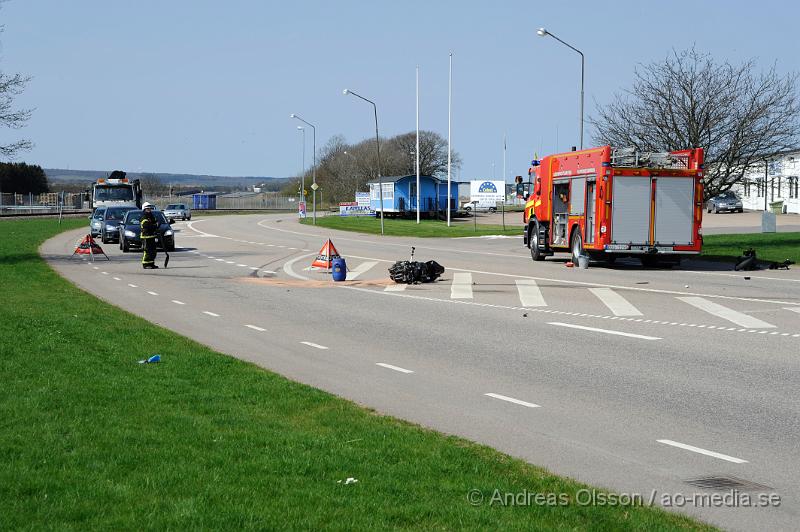 _DSC7794.JPG - Vid 11,40 tiden larmades räddningstjänsten, Ambulans och Polis till korsningen Stackarpsvägen/Fabriksvägen där en MC enligt vittnen på platsen i hög hastighet kört på en person på övergångsstället. Motorcykeln demolerades mycket kraftigt, där styret/framhjulet lossnade och flög iväg ca 10 meter från resterande motorcykeln. Även personerna har slungats iväg väldigt långt. Båda två fördes med ambulans till Helsingborgs lasarett med allvarliga skador.