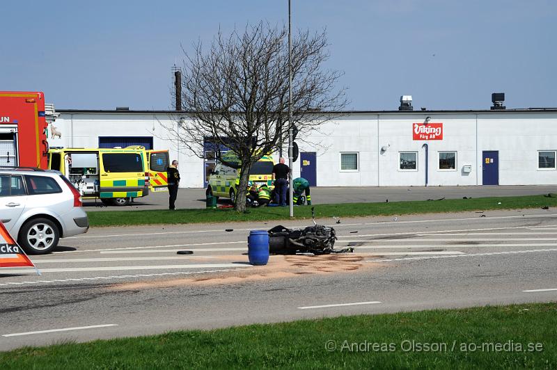 _DSC7796.JPG - Vid 11,40 tiden larmades räddningstjänsten, Ambulans och Polis till korsningen Stackarpsvägen/Fabriksvägen där en MC enligt vittnen på platsen i hög hastighet kört på en person på övergångsstället. Motorcykeln demolerades mycket kraftigt, där styret/framhjulet lossnade och flög iväg ca 10 meter från resterande motorcykeln. Även personerna har slungats iväg väldigt långt. Båda två fördes med ambulans till Helsingborgs lasarett med allvarliga skador.