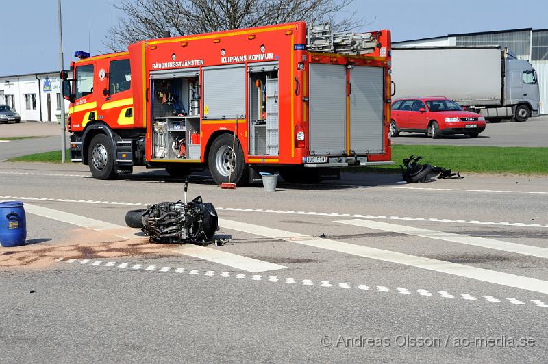 _DSC7801.JPG - Vid 11,40 tiden larmades räddningstjänsten, Ambulans och Polis till korsningen Stackarpsvägen/Fabriksvägen där en MC enligt vittnen på platsen i hög hastighet kört på en person på övergångsstället. Motorcykeln demolerades mycket kraftigt, där styret/framhjulet lossnade och flög iväg ca 10 meter från resterande motorcykeln. Även personerna har slungats iväg väldigt långt. Båda två fördes med ambulans till Helsingborgs lasarett med allvarliga skador.