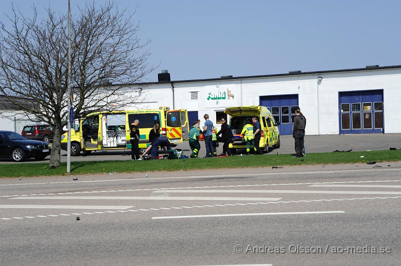 _DSC7806.JPG - Vid 11,40 tiden larmades räddningstjänsten, Ambulans och Polis till korsningen Stackarpsvägen/Fabriksvägen där en MC enligt vittnen på platsen i hög hastighet kört på en person på övergångsstället. Motorcykeln demolerades mycket kraftigt, där styret/framhjulet lossnade och flög iväg ca 10 meter från resterande motorcykeln. Även personerna har slungats iväg väldigt långt. Båda två fördes med ambulans till Helsingborgs lasarett med allvarliga skador.