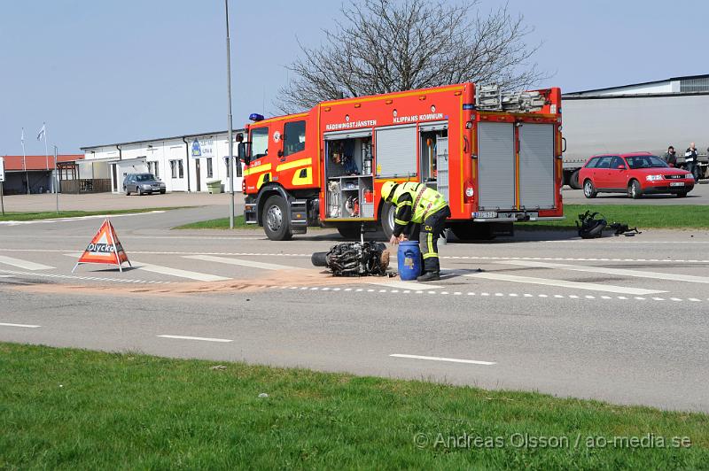 _DSC7809.JPG - Vid 11,40 tiden larmades räddningstjänsten, Ambulans och Polis till korsningen Stackarpsvägen/Fabriksvägen där en MC enligt vittnen på platsen i hög hastighet kört på en person på övergångsstället. Motorcykeln demolerades mycket kraftigt, där styret/framhjulet lossnade och flög iväg ca 10 meter från resterande motorcykeln. Även personerna har slungats iväg väldigt långt. Båda två fördes med ambulans till Helsingborgs lasarett med allvarliga skador.