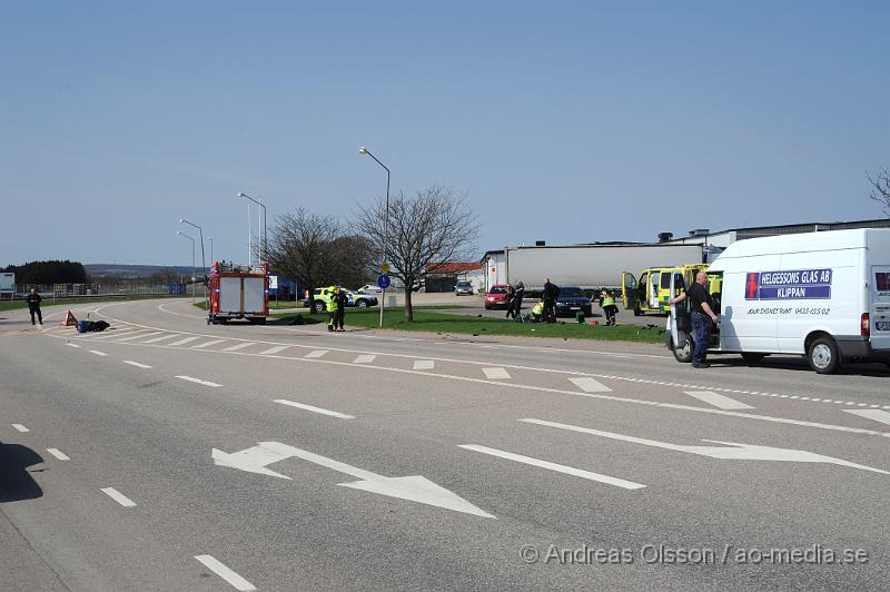 _DSC7813.JPG - Vid 11,40 tiden larmades räddningstjänsten, Ambulans och Polis till korsningen Stackarpsvägen/Fabriksvägen där en MC enligt vittnen på platsen i hög hastighet kört på en person på övergångsstället. Motorcykeln demolerades mycket kraftigt, där styret/framhjulet lossnade och flög iväg ca 10 meter från resterande motorcykeln. Även personerna har slungats iväg väldigt långt. Båda två fördes med ambulans till Helsingborgs lasarett med allvarliga skador.