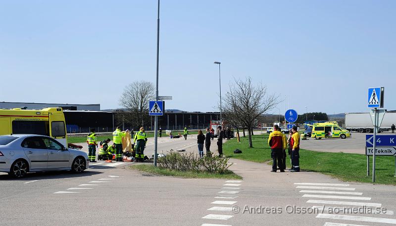 _DSC7815.JPG - Vid 11,40 tiden larmades räddningstjänsten, Ambulans och Polis till korsningen Stackarpsvägen/Fabriksvägen där en MC enligt vittnen på platsen i hög hastighet kört på en person på övergångsstället. Motorcykeln demolerades mycket kraftigt, där styret/framhjulet lossnade och flög iväg ca 10 meter från resterande motorcykeln. Även personerna har slungats iväg väldigt långt. Båda två fördes med ambulans till Helsingborgs lasarett med allvarliga skador.