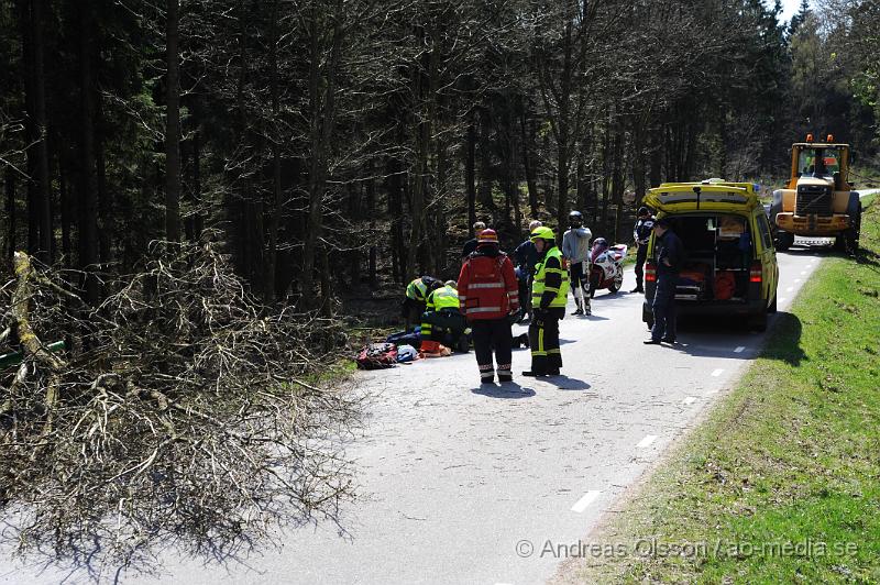 _DSC7816.JPG - Vid 12:40 larmades räddningstjänsten, ambulans och polis till väg 1212 mot Stenestad där en traktor av oklar anledning kört av vägen och krockat med två träd. Föraren av traktorn kunde själv ta sig ut men fick följa med ambulansen till sjukhuset, oklart hur skadad personen var.