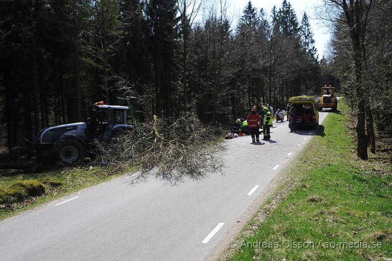 _DSC7817.JPG - Vid 12:40 larmades räddningstjänsten, ambulans och polis till väg 1212 mot Stenestad där en traktor av oklar anledning kört av vägen och krockat med två träd. Föraren av traktorn kunde själv ta sig ut men fick följa med ambulansen till sjukhuset, oklart hur skadad personen var.